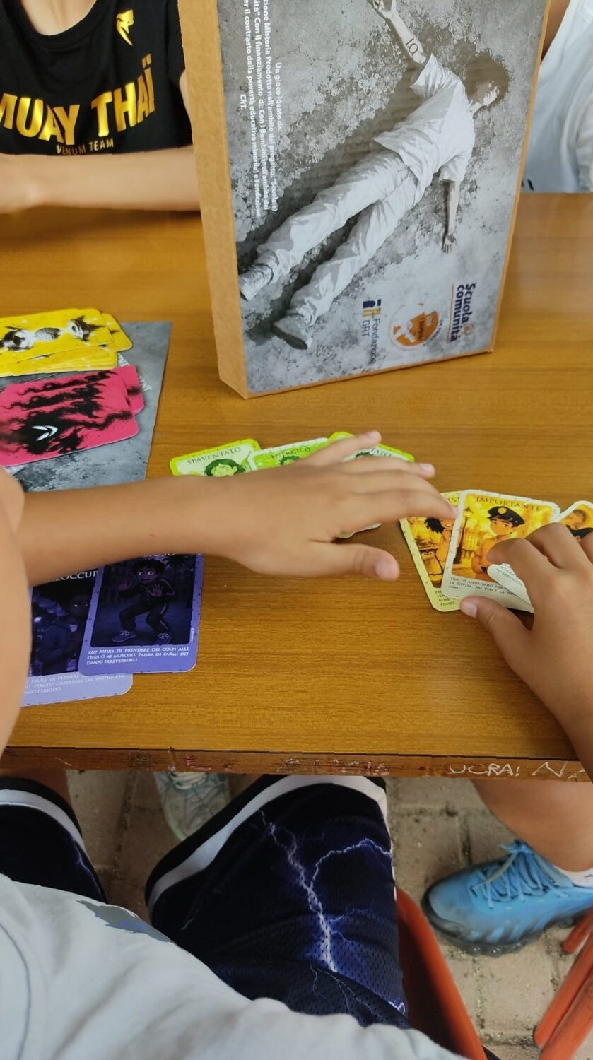 Ragazze e ragazzi giocano a I.O. durante la sperimentazione