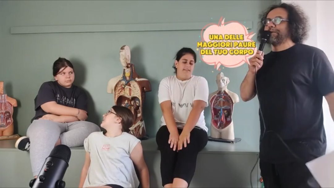 Allievi e conduttore durante una registrazione del podcast