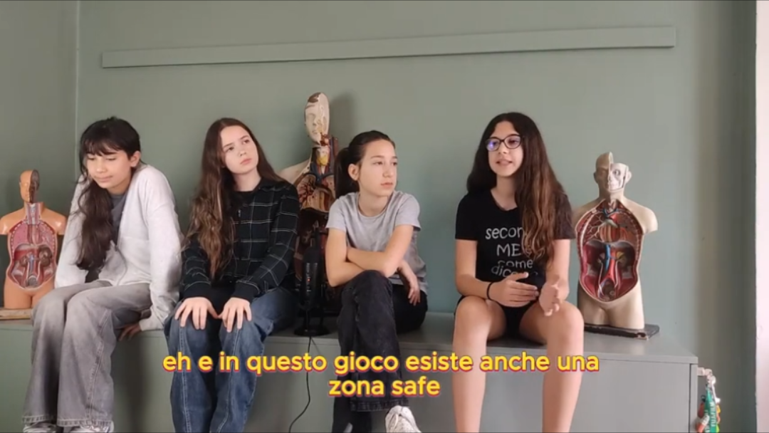 Quattro allieve si confrontano durante la registrazione