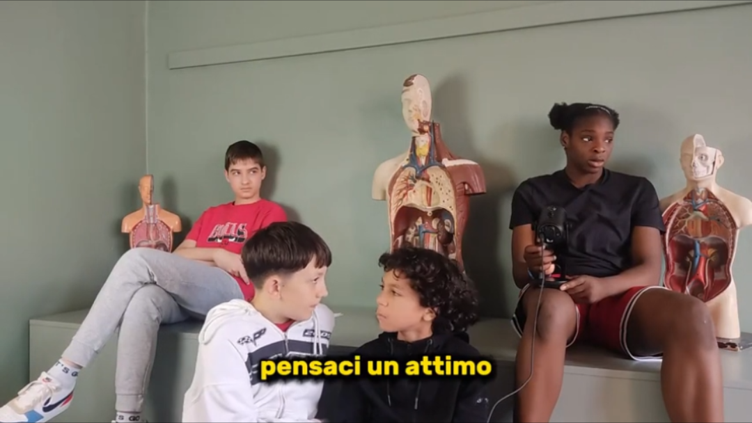 Un gruppo di allievi conversa e passa il microfono