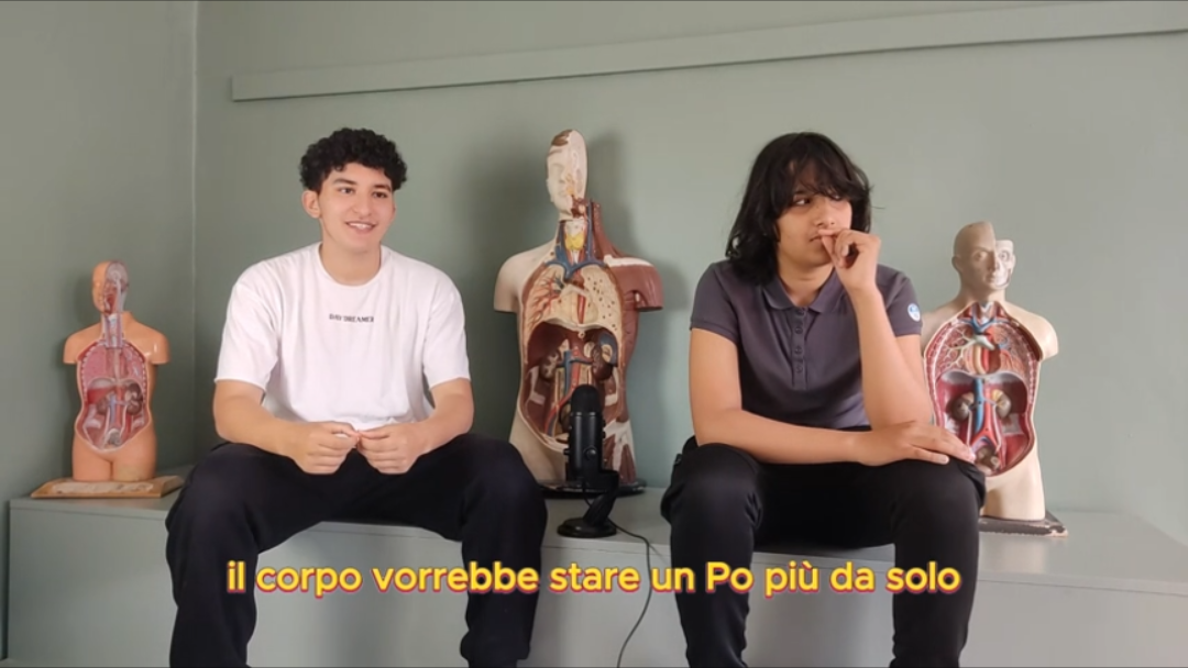 Due allievi dialogano davanti al microfono