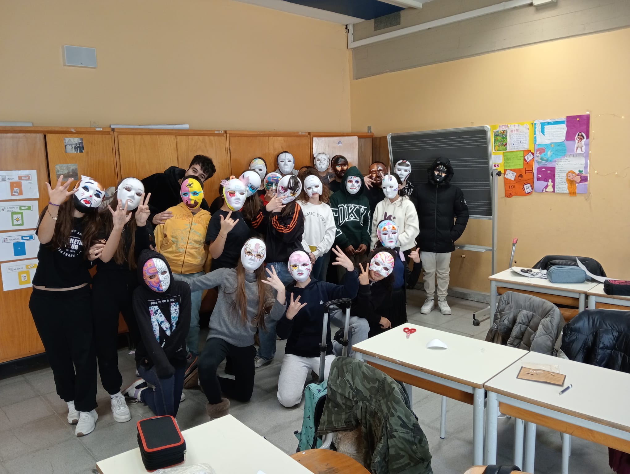 Giovani partecipanti durante un laboratorio teatrale