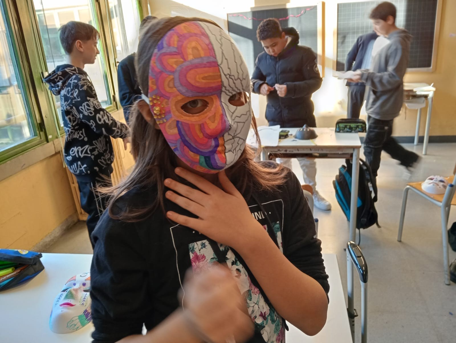 Una partecipante indossa la maschera decorata nel laboratorio