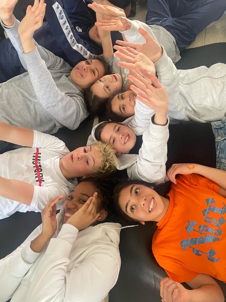Giovani partecipanti a BodyNoBody – Corpo o niente fotografati insieme durante un laboratorio