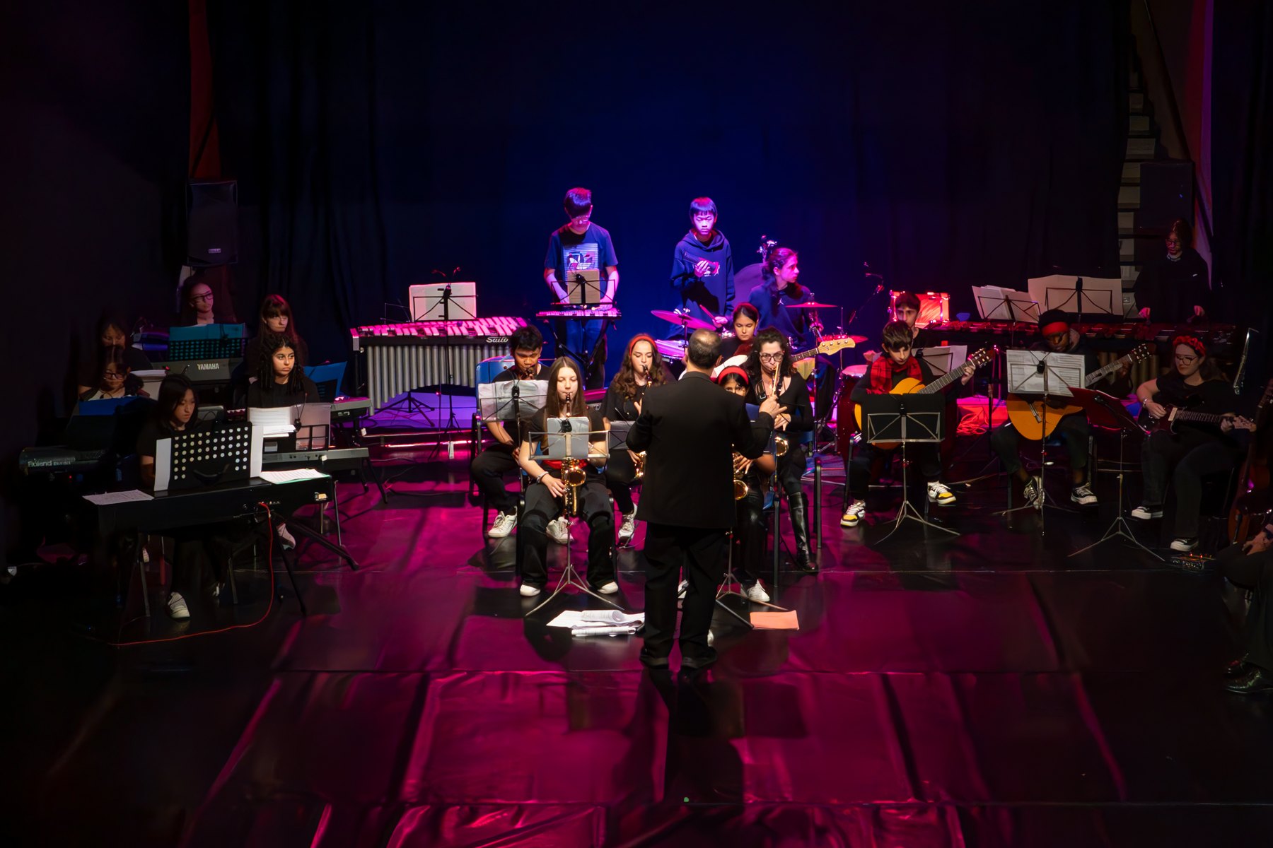 Veduta d’insieme dell’orchestra sul palco del Teatro Marchesa durante Ciao Marchesa!